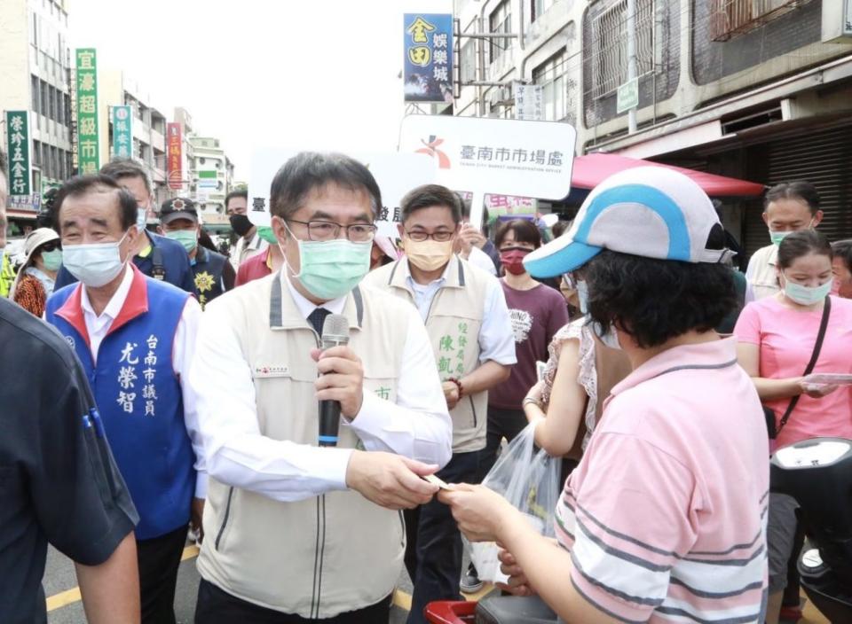 市長黃偉哲昨天一早到官田區隆田市場，發送市場抵用券，鼓勵民眾買好買滿。(市府提供)