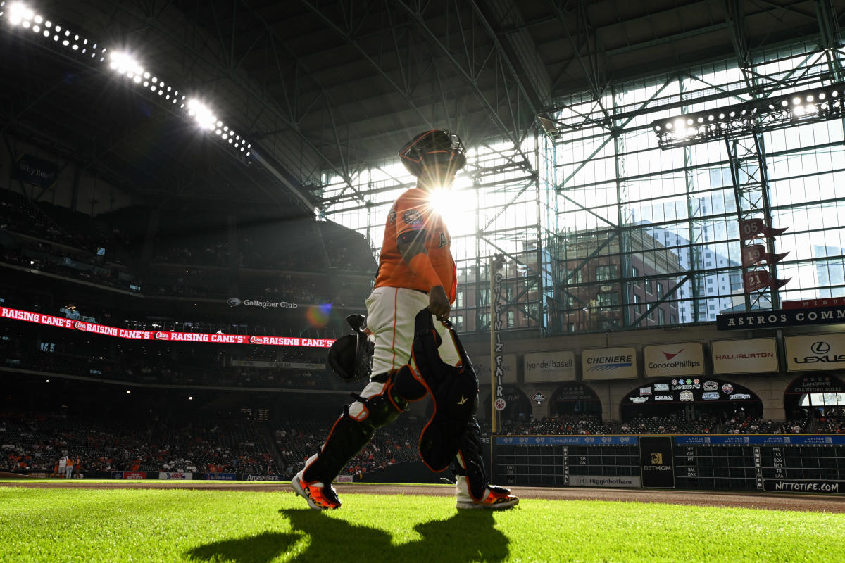 Houston, Texas, USA. 29th July, 2018. Houston Astros catcher Martin  Maldonado (15) prepares for a pitch during the eighth inning of the Major  League Baseball game between the Texas Rangers and the