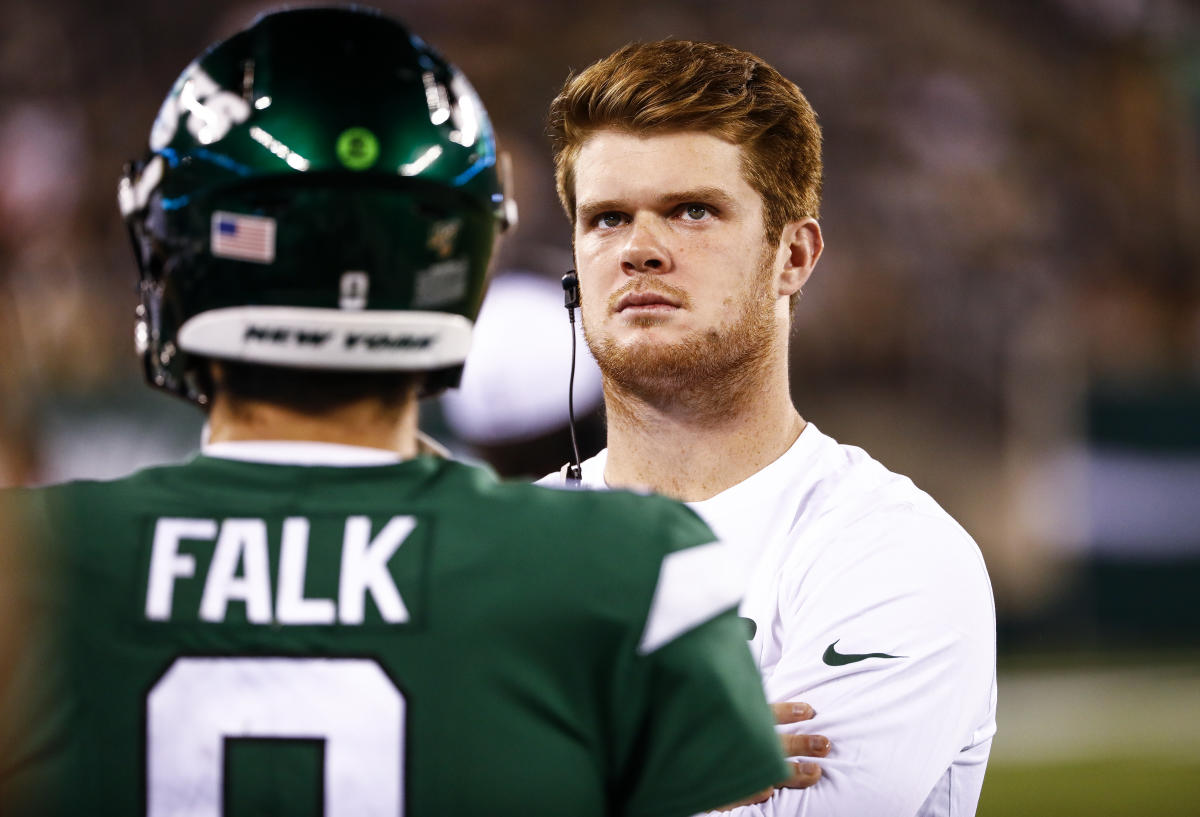 Sam Darnold returns to L.A. as baggage in Jets' winless year - Los Angeles  Times