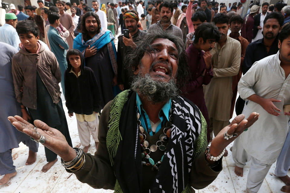 Suicide bombing at Pakistan shrine