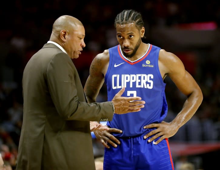 LOS ANGELES, CALIF. - NOV. 24, 2019. Clippers coach Doc Rivers talks with forward Kawhi Leonard in the fourth quarter at Staples Center in Los Angeles on Sunday night, Nov. 24, 2019. (Luis Sinco/Los Angeles Times)