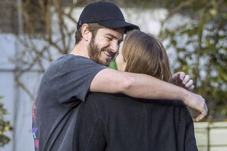 Andrew Garfield, a los besos con su flamante novia, la modelo Olivia Brower