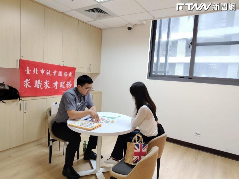 台北市就業服務處辦理市府今年第7次就業甄選活動，本次共釋出245個職缺，月薪最高達7萬2千元。（示意圖）