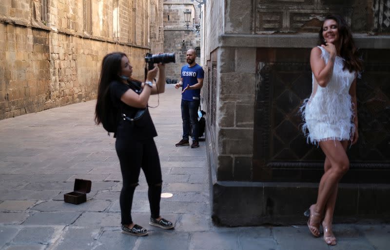 Una fotógrafa toma fotos de una modelo en el Barrio Gótico de Barcelona