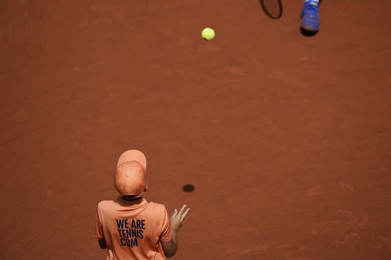 Un joven "Ball Boy" en un partido de Tenis entre Schwartzman y el Serbio Novak Djokovic en Roland Garros, París, Francia.