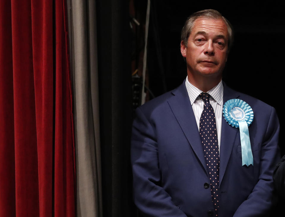 El líder del Partido Brexit, Nigel Farage, espera sobre un escenario mientras se anuncian los resultados del conteo de las elecciones europeas en la región del sureste de Inglaterra, en Southampton, el 27 de mayo de 2019. (AP Foto/Alastair Grant)