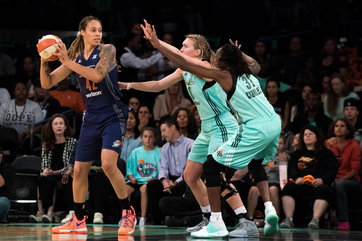 Brittney Griner de las Mercury de Phoenix (número 42) en el partido de postemporada de la WNBA contra las Liberty de Nueva York en el Madison Square Garden, en Nueva York, el 24 de septiembre de 2016. (Cooper Neill/The New York Times)