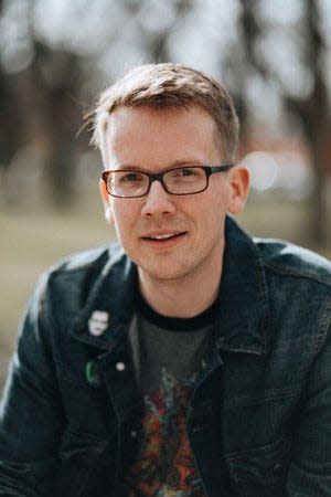 Author Hank Green.