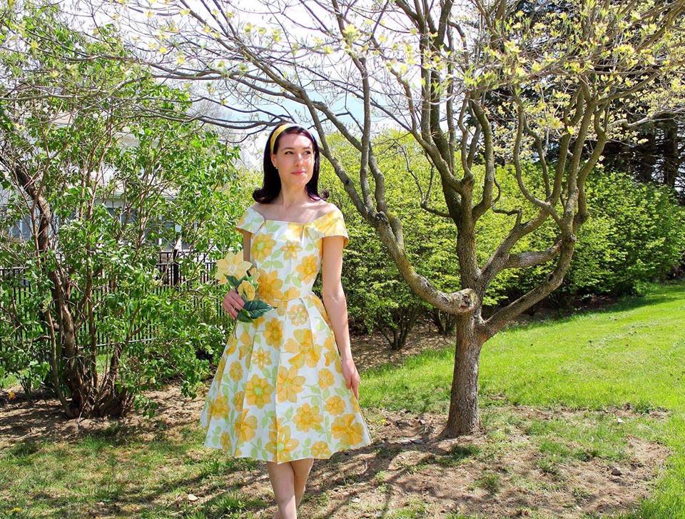 <p>En su fantasía infantil, el empapelado se convertiría en un vestido para recibir la primavera. Por eso Emily ha posado frente a los árboles recién florecidos, en el jardín de la misma casa en la que creció. </p>