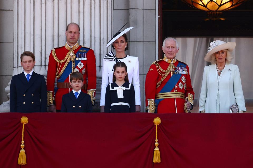 Prinz William, Kate Middleton und ihre Kinder werden am 15. Juni 2024 gemeinsam mit König Charles und Königin Camilla auf dem Balkon des Buckingham Palace stehen. - Copyright: Henry Nicholls/AFP via Getty Images