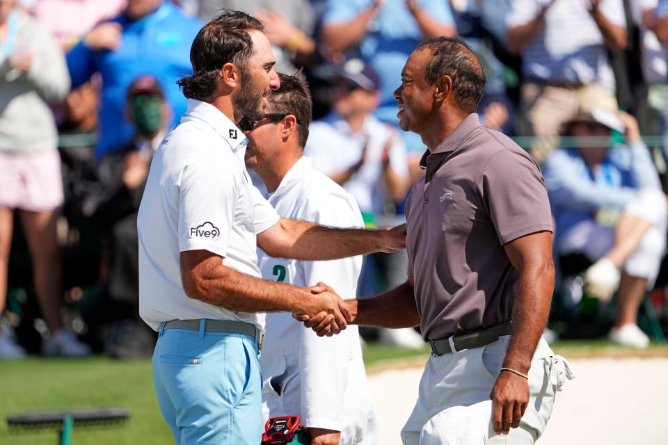 Ronda 2: Max Homa saluda a Tiger Woods en el green 18 después de sus rondas.