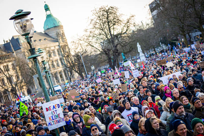 People take part in a demonstration against right-wing extremism on Opernplatz. Moritz Frankenberg/dpa