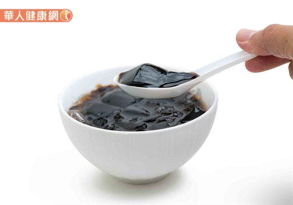 想要有效發揮仙草茶消暑、降火氣的作用，建議民眾食用時不要額外添加糖份，保持原味、無糖食用，才是避免因甜份過高，反導致上火、痰濕上身的致勝關鍵。