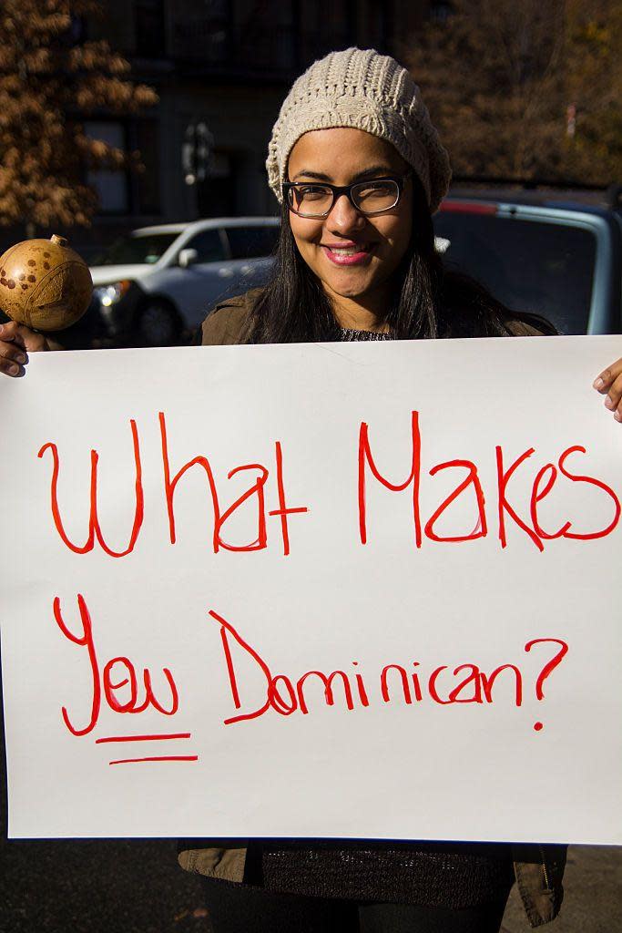 Mujer perteneciente a la comunidad dominicana protesta contra la decisión del Tribunal Constitucional de República Dominicana de 2013 que desnacionalizó a los descendientes de inmigrantes haitianos indocumentados de forma retroactiva hasta 2019. Foto del 16 de noviembre de 2013 en Nueva York.