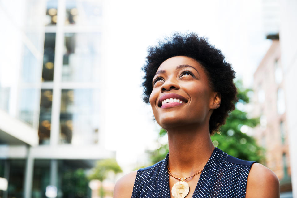 Tener en cuenta que las situaciones negativas que ocurren son temporales y que tenemos control sobre las cosas que nos ocurren es una clave poderosa para alimentar el optimismo. (Getty Creative)