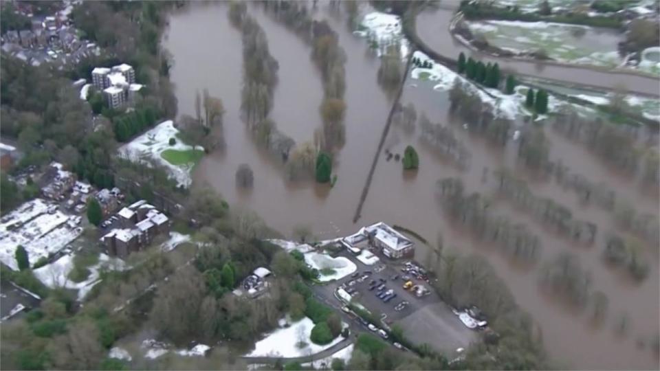 英國多地積水成災 首相強森赴災區勘查