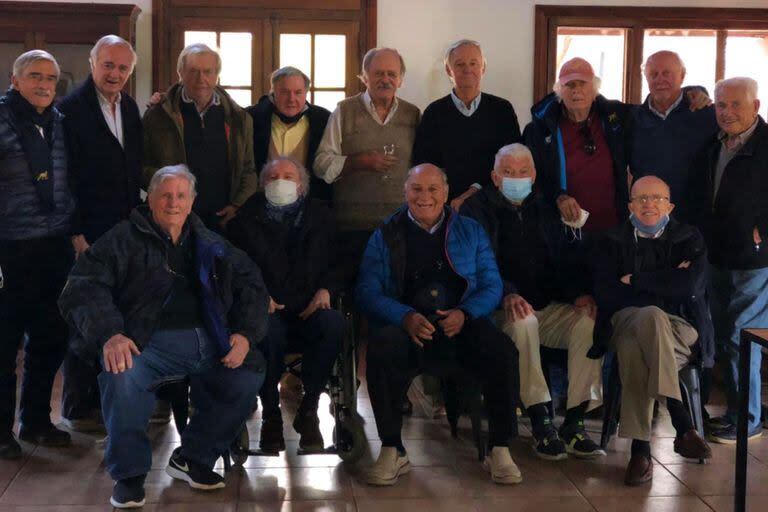 Una reunión de los históricos. Arriba, de izquierda a derecha: Jorge Dartiguelongue, Roberto Cazenave, Agustín Silveyra, Enrico Neri, Eduardo España, Manuel Beccar Varela, Ricardo Handley, Héctor Méndez, Carlos Contepomi. Abajo: Nicanor González del Solar, Adolfo Etchegaray, Juan Benzi, Guillermo Illia, Luis Gradín