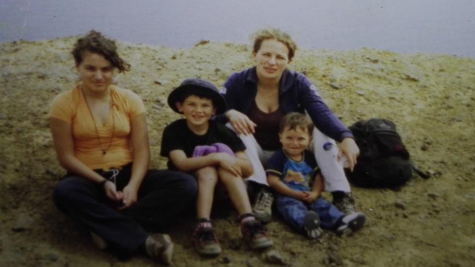 Helen junto a sus tres hijos: Valentina, Pablo y Joaquín.