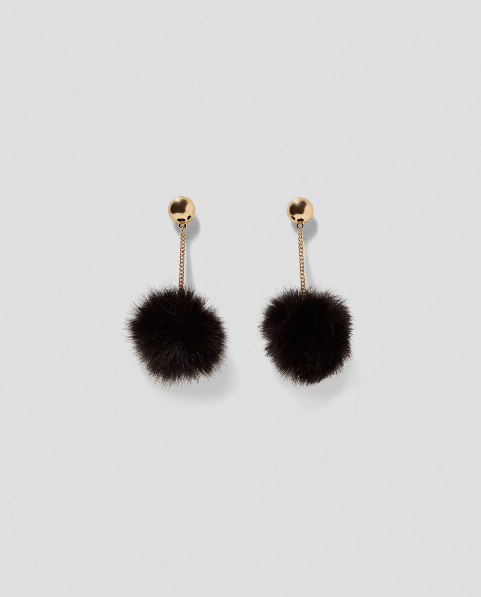 CHAIN LINK EARRINGS WITH POMPOM