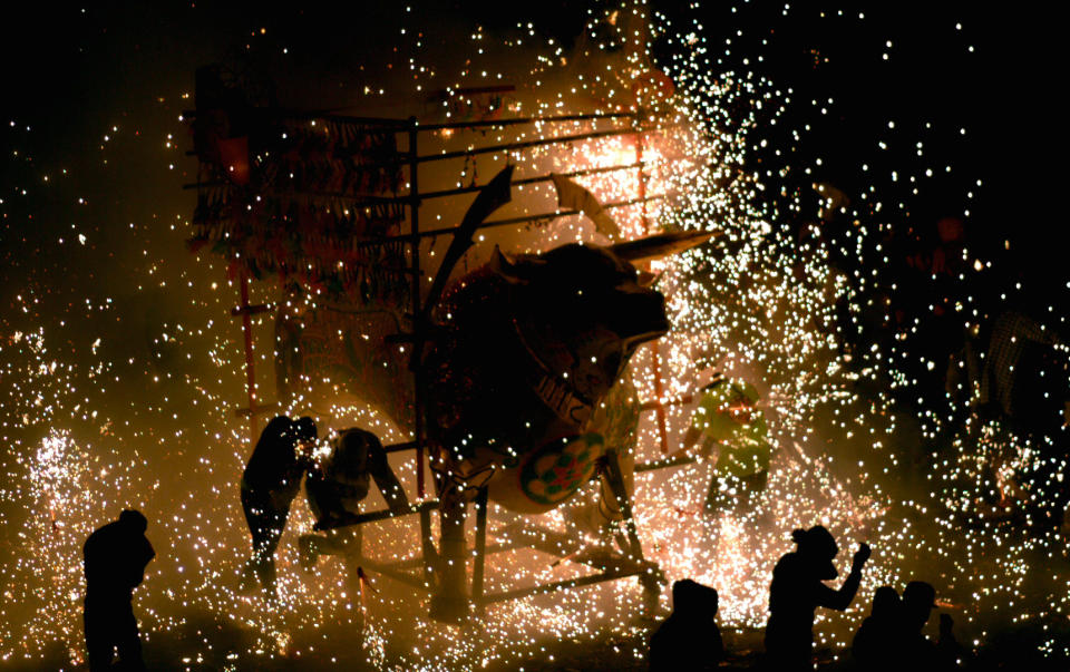 Una escena del documental "Pólvora y gloria" ("Brimstone & Glory") sobre la tradición de pirotecnia en el pueblo mexicano de Tultepec en una fotografía proporcionada por Machete Cine. (Machete Cine via AP)