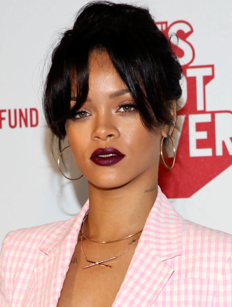 Ganz ähnlicher Look hier auch bei Rihanna – sexy und edel zugleich. Die dunklen Lippen lassen allerdings nicht nur reifer, sondern auch etwas älter wirken.