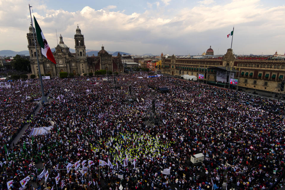 Cientos de personas se reunieron en la plancha del Zócalo de la CDMX para apoyar el festejo de Andrés Manuel López Obrador por el 85 aniversario de la Expropiación Petrolera. (Photo by CLAUDIO CRUZ / AFP) (Photo by CLAUDIO CRUZ/AFP via Getty Images).