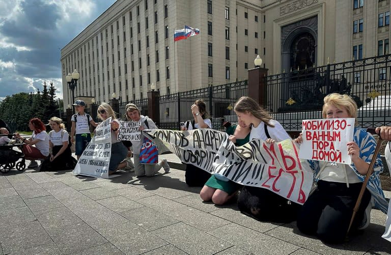 Un grupo de mujeres reclama el regreso de sus parejas, movilizadas en Ucrania, y reunirse con el ministro de Defensa de Rusia, Andréi Beloúsov, el 3 de junio de 2024 en Moscú (Handout)