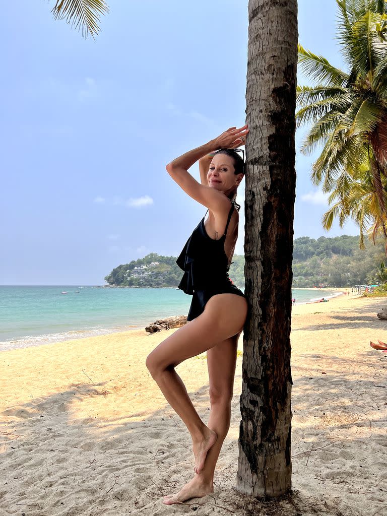 En la playa, luciendo uno de los modelos de su marca de trajes de baño