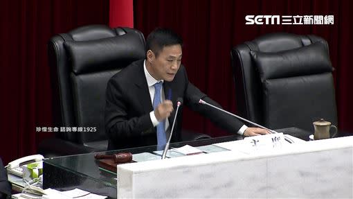 高雄市議會議長許崑源墜樓身亡震撼各界，江蕙也在臉書表示哀悼。（上圖／資料照，下圖／翻攝畫面）