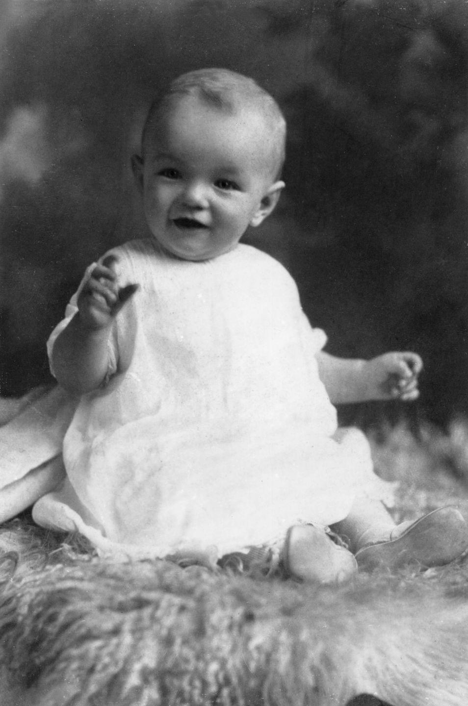 1927: Posing for her first portrait