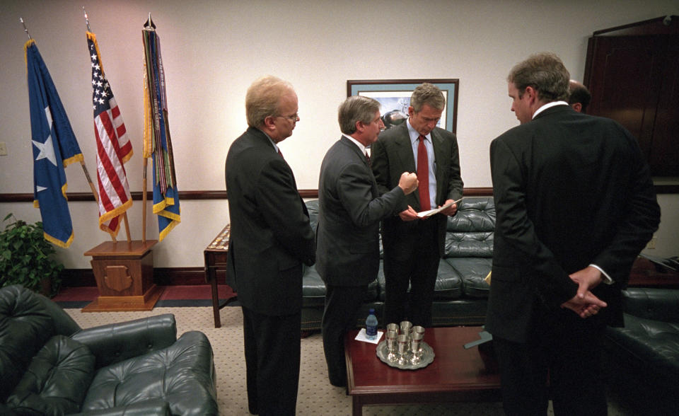 In der Barksdale Air Force Base in Louisiana angekommen, gingen die Beratungen weiter: Im General Dougherty Conference Center sprach der Präsident mit Karl Rove, Andy Card, Dan Bartlett und Ari Fleischer seine nächste Ansprache ab. (Bild-Copyright: The George W. Bush Presidential Library)