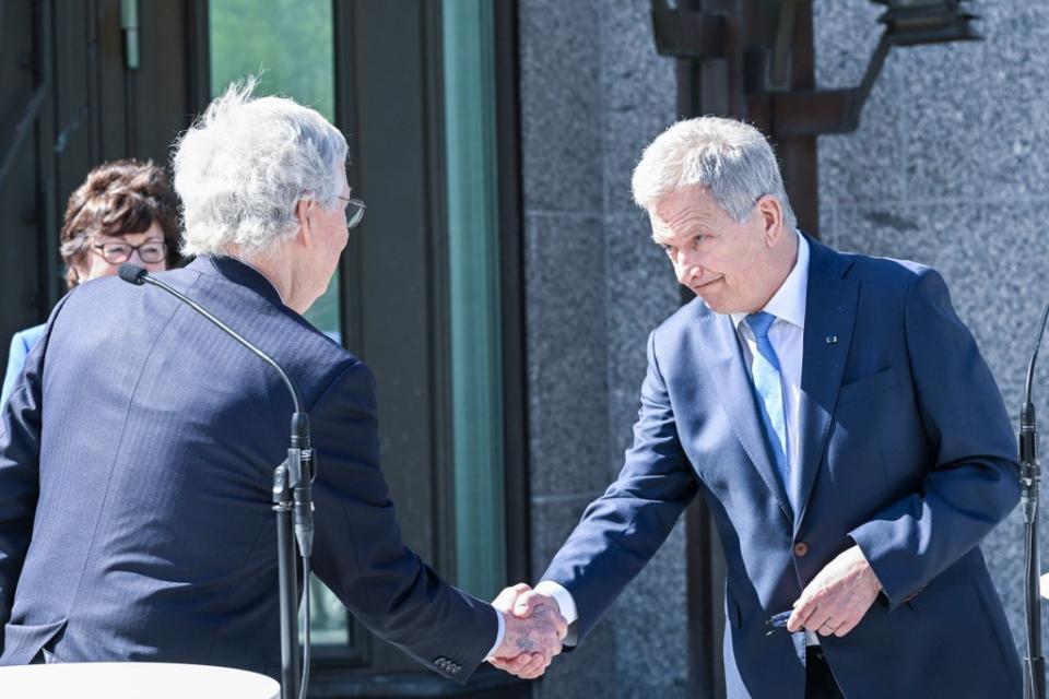 President of Finland Sauli Niinisto (R) and US senator Mitch Mc Connell (L) at press conference in Helsinki on 16 May (EPA)