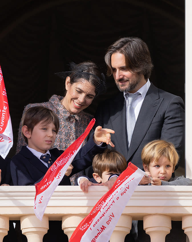 Dimitri Rassam con Carlota Casiraghi y sus hijos