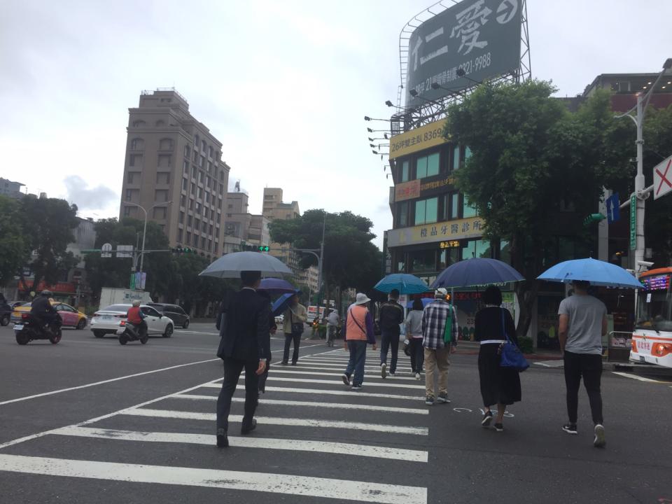 今（18）日因對流雲系發展旺盛，易有短時強降雨，中央氣象局提醒民眾外出要帶傘。   圖：閻芝霖/提供