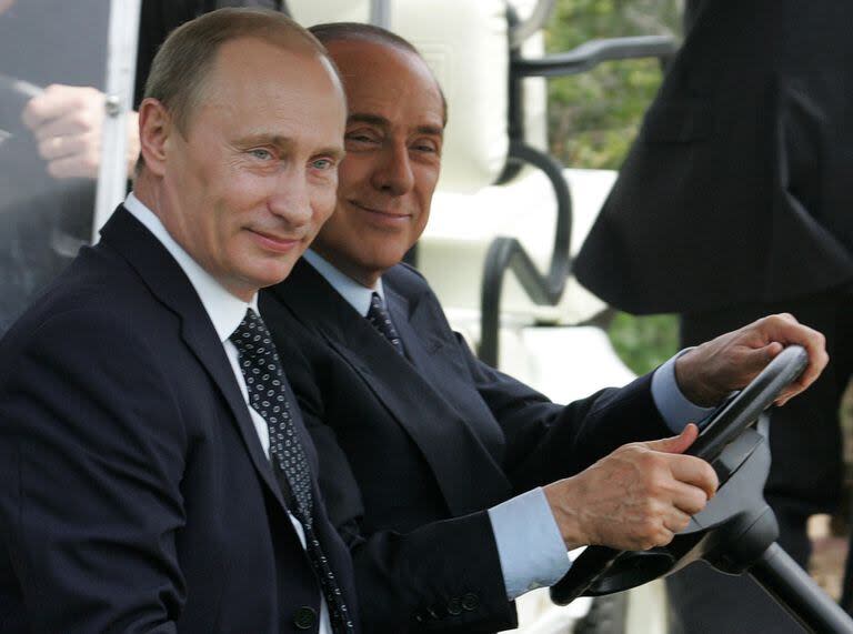 El presidente ruso, Vladimir Putin, y el entonces primer ministro italiano, Silvio Berlusconi, conducen un buggy eléctrico cuando llegan para asistir a una conferencia de prensa conjunta en la residencia privada de verano de Berlusconi, el 18 de abril de 2008