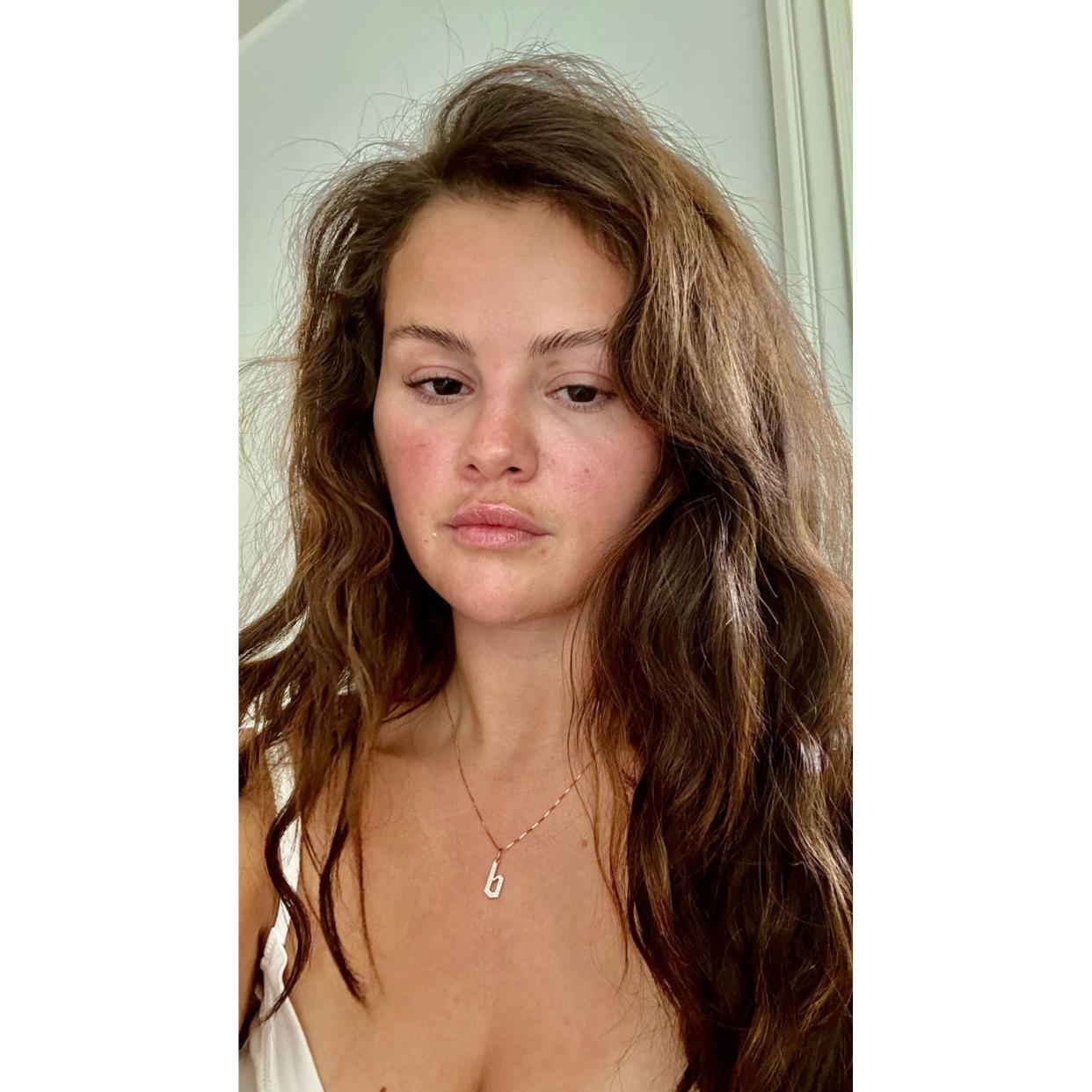 Selena Gomez Is Radiant in Makeup Free Selfie While Wearing ‘B’ Necklace for BF Benny Blanco