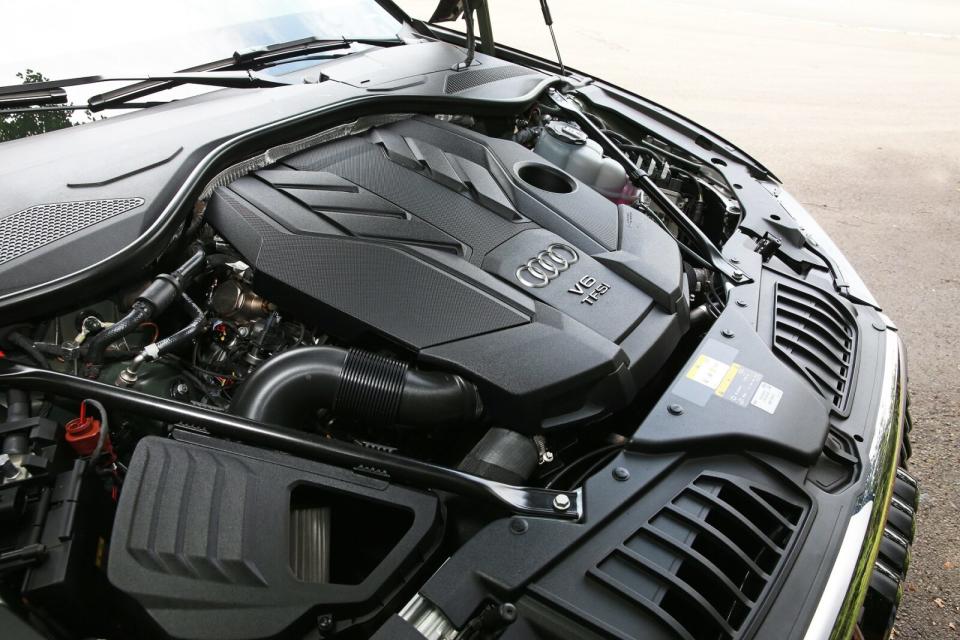 搭載最大輸出340hp/51.0kgm的3.0L V6汽油渦輪引擎，搭配可額外提供11hp動力的48V輕油電系統。