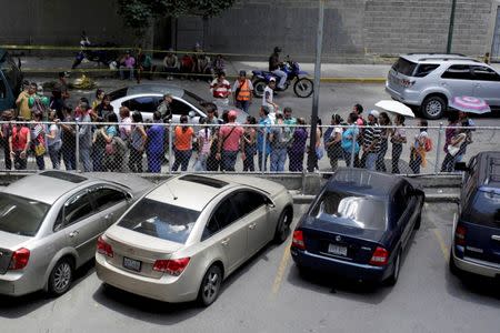 People line up to try to buy staple food in a local supermarket in Caracas, Venezuela August 15, 2016. REUTERS/Marco Bello/Files