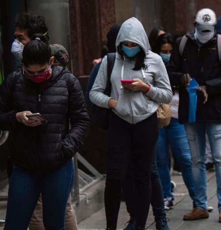 Una fila para el cobro de seguro de desempleo, ayer, en Santiago,145x151mm