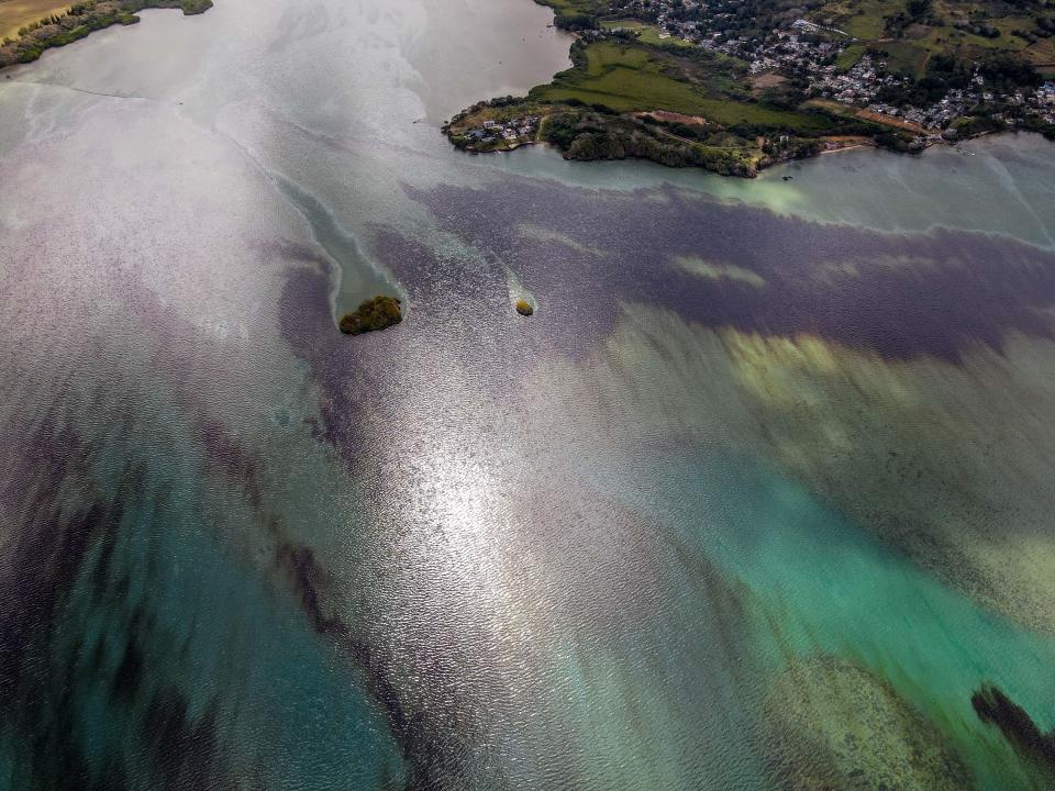 Leaked oil being pushed by currents towards the Grand Port bay, coming from the vessel MV Wakashio.