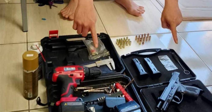警方持搜索票進入吳男租屋處內搜查後，當場起獲改造手槍1枝、彈匣2個、子彈11顆、空包彈17顆、彈頭1個及改造鑽頭器具等證物。（圖／翻攝畫面）
