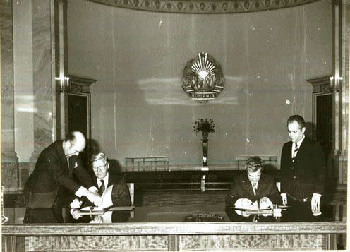 <span class="caption">West Germany's Helmut Schmidt (l) and Romania's Nicolae Ceaușescu in 1978. </span> <span class="attribution"><a class="link " href="http://fototeca.iiccr.ro/picdetails.php?lang=en&picid=44710X27X34" rel="nofollow noopener" target="_blank" data-ylk="slk:Online communism photo collection Photo #BA245;elm:context_link;itc:0;sec:content-canvas">Online communism photo collection Photo #BA245</a></span>