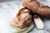 Lagern Sie Brot besser in einer Brotbox oder einem Brottopf aus Ton statt im Kühlschrank. Tatsächlich altert es dort nämlich schneller als bei Raumtemperatur und trocknet aus. (Bild: iStock / beats3)