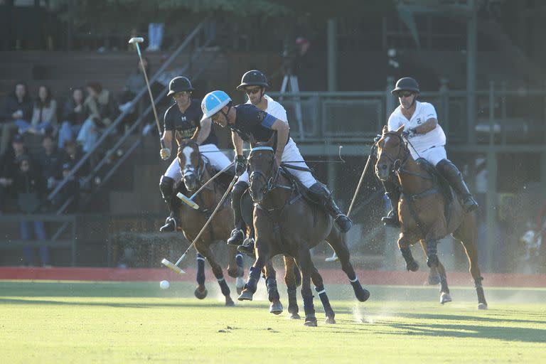 Adolfito Cambiaso rumbo al gol, perseguido por Nicolás Pieres y Rodrigo Ribeiro de Andrade: el delantero de La Dolfina marcó cuatro goles en la semifinal de Hurlingham y va por otro título