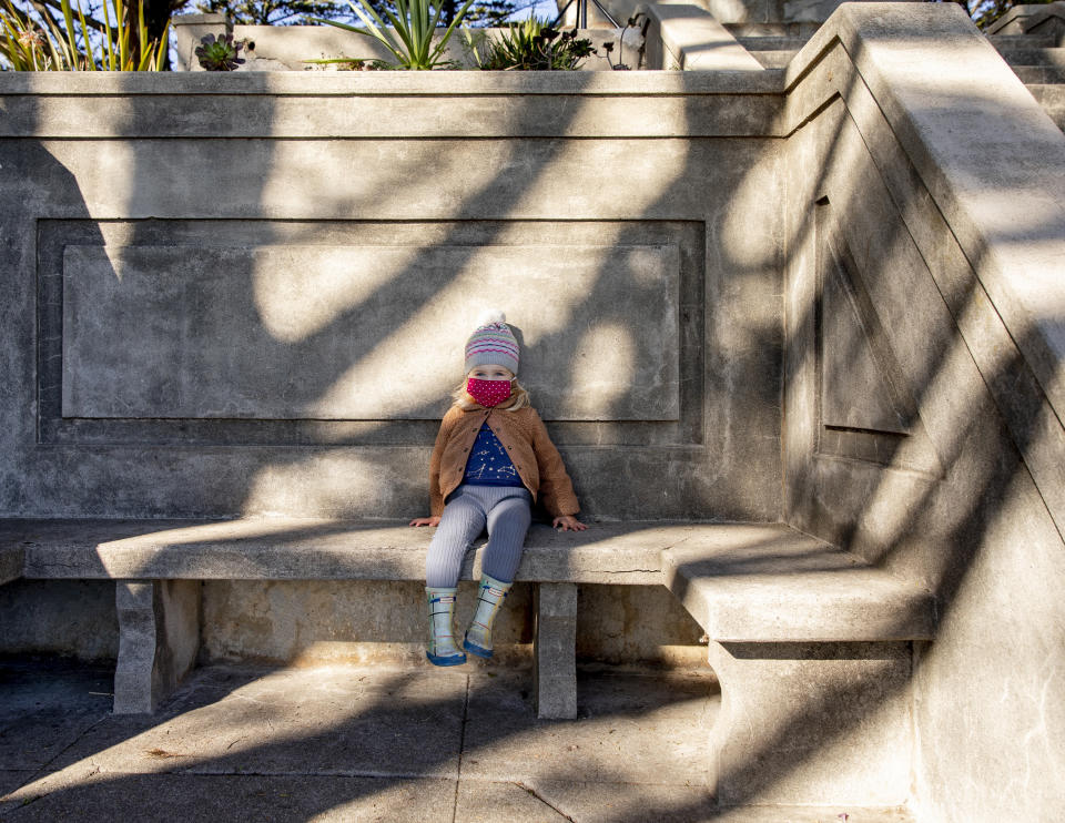 Alice McGraw, de 2 años, en el monumento del Monte Olimpo en San Francisco, el 25 de noviembre de 2020. (Cayce Clifford/The New York Times).