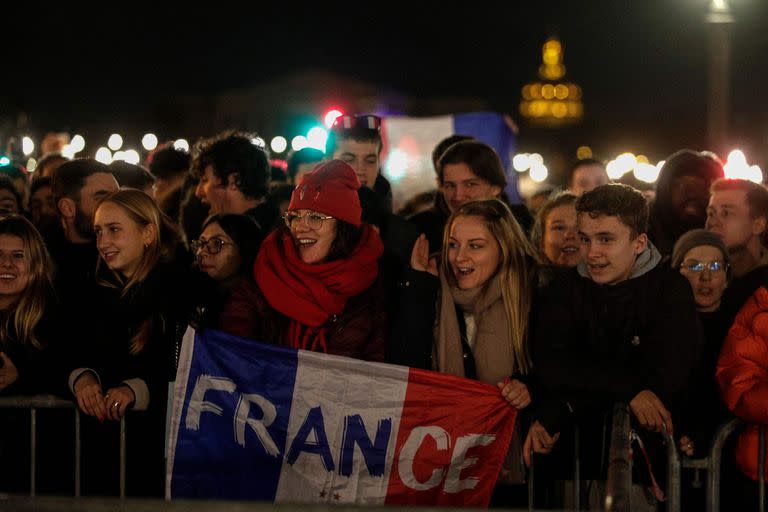 Los aficionados al fútbol se reúnen para reunirse con la selección nacional de fútbol de Francia a su regreso de Qatar, un día después de que perdieran contra Argentina en la final de la Copa del Mundo, en la Place de la Concorde en el centro de París el 19 de diciembre de 2022.