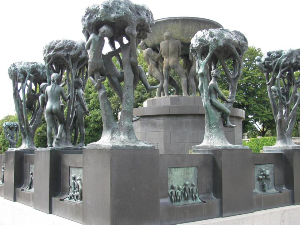 Esta escultura, única en su forma, tallada en hierro forjado, bronce y granito se exhibe en el Parque Vigeland de Oslo.   