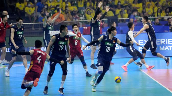 Pevoli China tumpah ruah ke lapangan dan melakukan selebrasi saat melawan Brasil pada laga Volleyball Nations League 2022 di Brasil, Minggu (12/6/2022). (AP/Eraldo Peres)