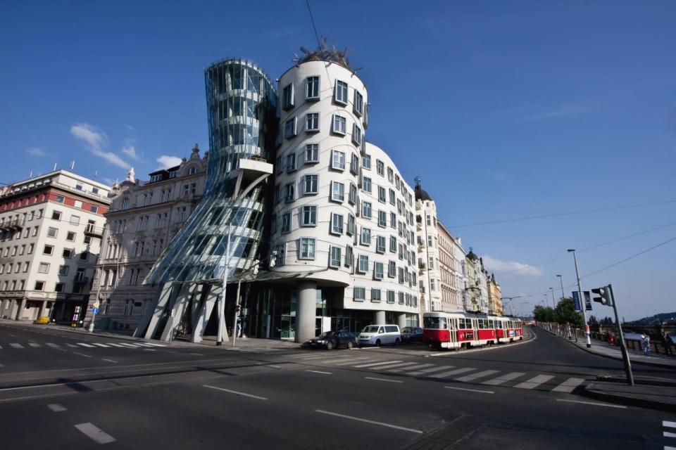 La maison dansante ("Dum Tančící" en tchèque), à Prague, conçu par Frank Gehry et Vlado Milunić. Composé de deux bâtiments, comme deux personnes dansants ensemble, cet immeuble est aussi souvent appelé "Ginger & Fred". Si le bâtiment héberge essentiellement des bureaux, il abrite également un restaurant français, la Perle de Prague, un des plus réputés de la ville.
