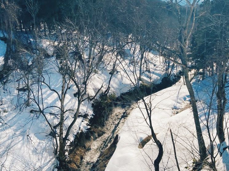 <sup>經過的「河流」冒著煙，就是溫泉水的來源！</sup>